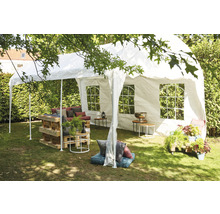 Partyzelt mit Gartenmöbeln aus Paletten auf Rasen