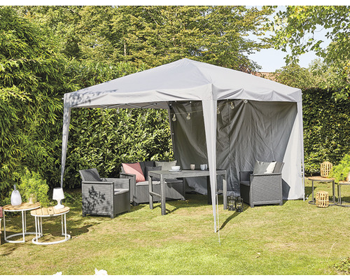 Grauer Pavillon mit Gartenmöbeln auf Rasenfläche