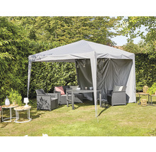 Tonnelle grise avec mobilier de jardin sur une pelouse