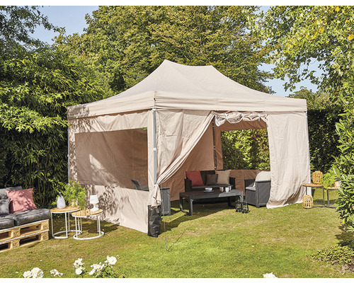 Aufbaupavillon mit Gartenmöbeln auf einer Rasenfläche