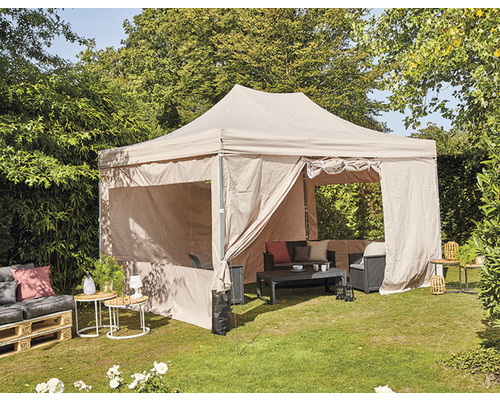Aufbaupavillon mit Sitzgruppe im Garten