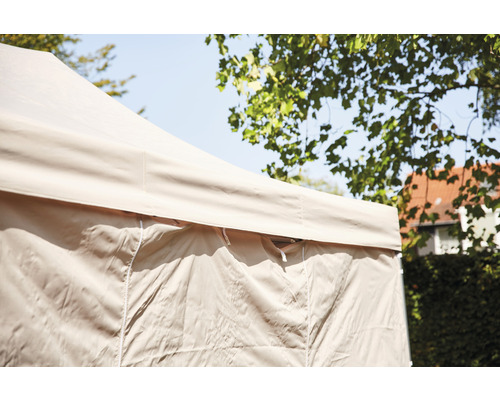 Detailansicht eines beigen Pavillons