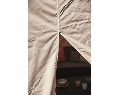 Detailaufnahme eines Zeltes mit teilweise geöffnetem Reißverschluss