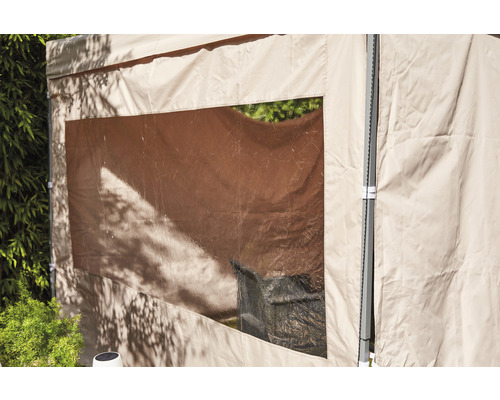 Detailansicht eines Partyzeltes mit Fenster