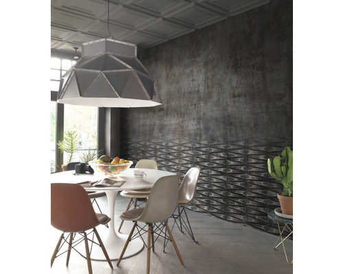 Esszimmer mit Esstisch, Stühlen und Wandfliesen im modernen Design