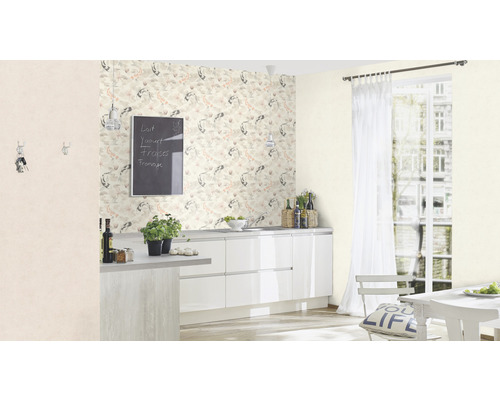 Heller Raum mit Küchendekor und gemusterter Tapete mit Fischmotiven