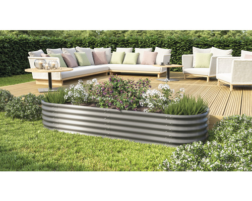 Hochbeet aus Metall mit Pflanzen auf einer Terrasse mit Gartenmöbeln