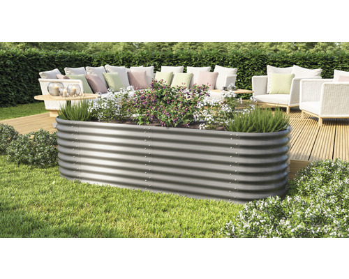 Hochbeet aus Metall mit Bepflanzung im Garten