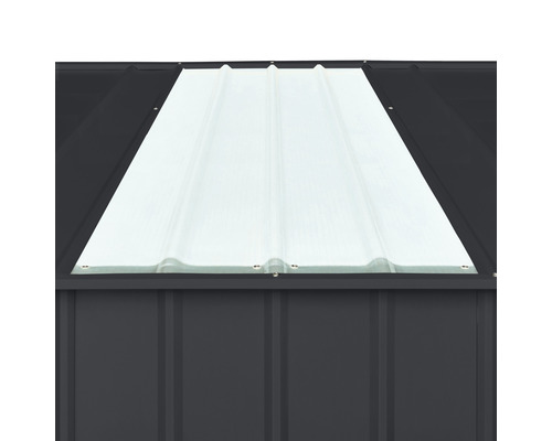 Nahaufnahme eines Daches mit einem transparenten Lichtpaneel zur Tageslichtnutzung