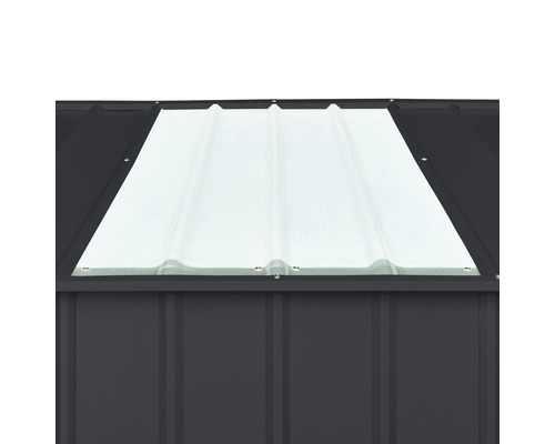 Nahaufnahme eines Gartenhauses mit Lichtplatte im Dach.