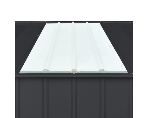 Detailansicht einer Gartenlaube mit Lichtplatten im Dachbereich.