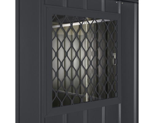 Vue détaillée d''une fenêtre avec treillis pour une cabane de jardin