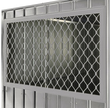 Vue détaillée d''une fenêtre métallique avec grille pour une cabane de jardin