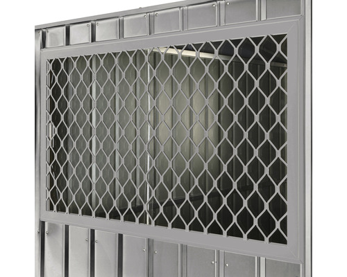 Vue détaillée d''une fenêtre métallique avec grille pour une cabane de jardin