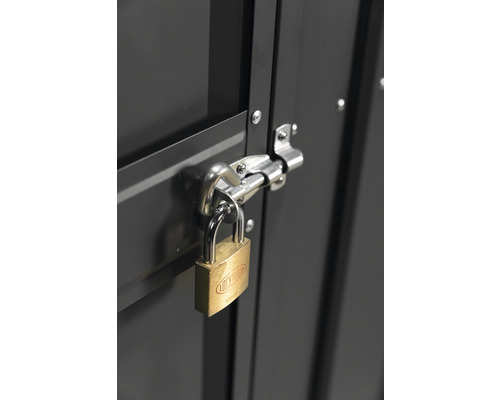 Porte d''armoire métallique verrouillée par un cadenas