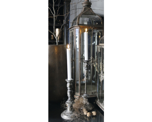 Dekoratives Arrangement mit Kerzenleuchtern und Windlichtern