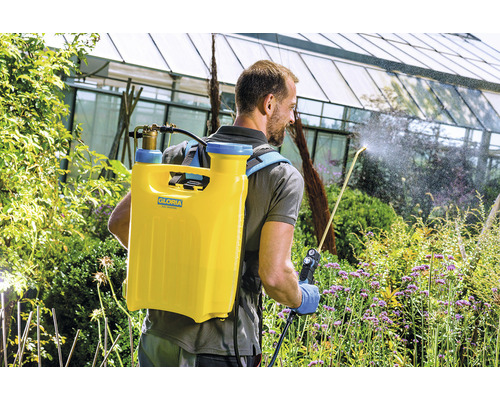 Un homme utilise un pulvérisateur dorsal Gloria pour jardiner