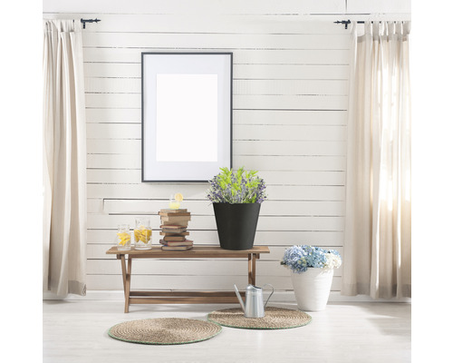 Intérieur décoratif avec banc en bois, cadre et plantes