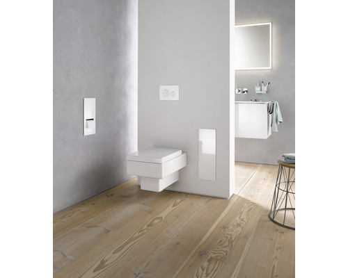 Modernes Badezimmer mit wandhängendem WC, Betätigungsplatte und Waschtisch