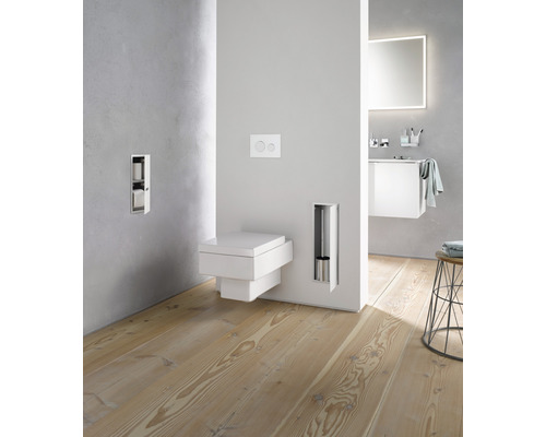 Modernes Badezimmer mit wandhängendem WC, eingelassenem Toilettenpapierhalter und Bürstengarnitur