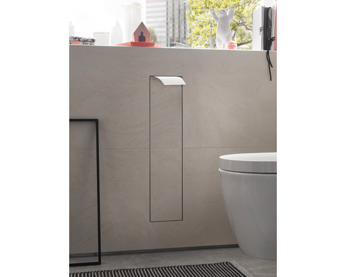 Vue détaillée d''une salle de bains moderne avec distributeur de papier toilette, WC et fenêtre