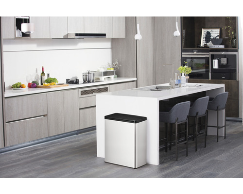 Moderne Küche mit Kücheninsel, Barhockern und einem rechteckigen Mülleimer