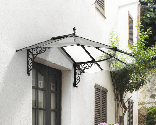 Vordach mit dekorativen Verzierungen über einer Tür