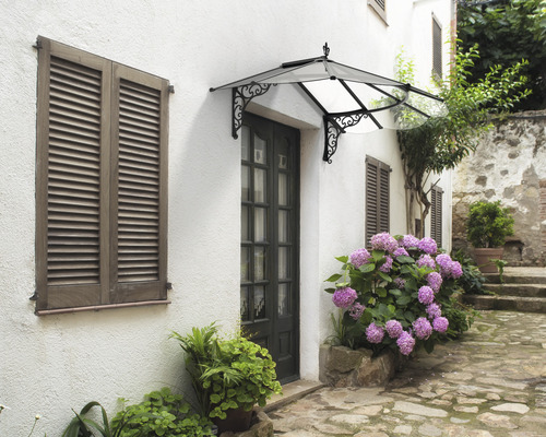 Haustürvordach mit geschwungenen Trägern an einem Haus