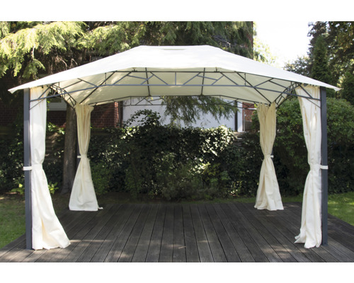 Tente de jardin avec rideaux sur terrasse en bois