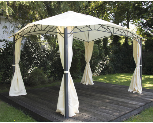 Pavillon avec rideaux sur une terrasse en bois dans le jardin