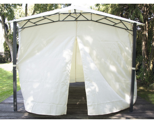 Tente de jardin avec rideaux en tissu sur une terrasse