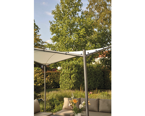 Gartenszene mit Pavillon, Sitzgruppe und Blumenarrangement