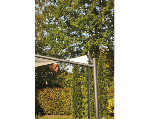 Detailansicht eines Pavillons im Garten mit Metallrahmen und Stoffdach