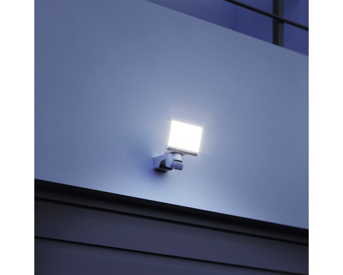 Quadratischer LED-Aussenstrahler an einer Wand