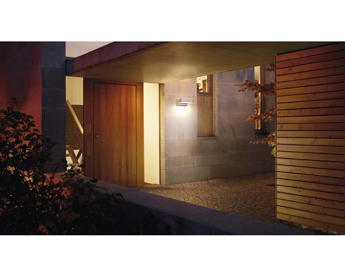 Vue extérieure d''une maison avec porte d''entrée et applique murale