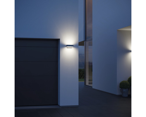 Beleuchtete Außenwand mit Außenleuchten neben einer Garage