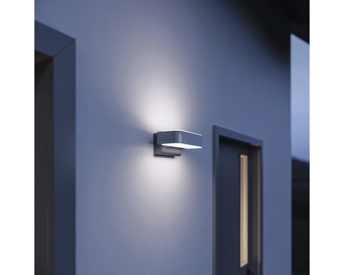 Moderne Aussenleuchte an einer Hauswand neben einer Tür