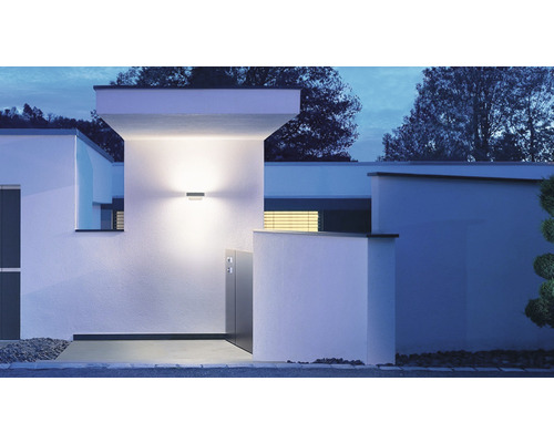 Außenaufnahme eines modernen Hauses mit einer quadratischen Außenwandleuchte