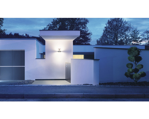 Moderne Hausfassade mit Außenleuchte für den Eingangsbereich