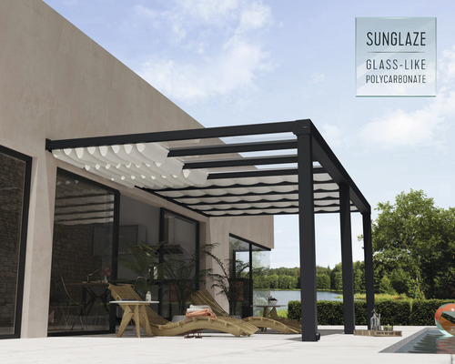 Terrasse mit Pergola und Sonnenschutzsegel für den Aussenbereich