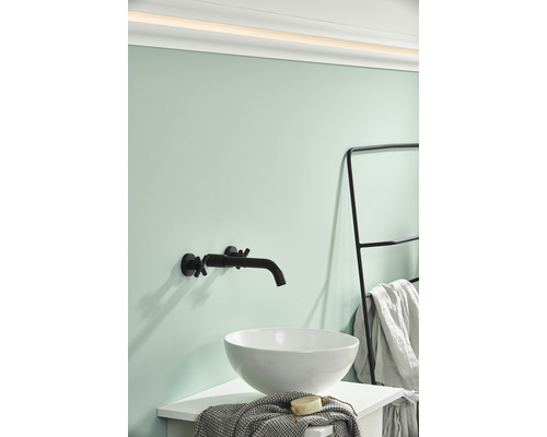 Lavabo de salle de bain avec robinet noir et porte-serviettes