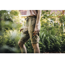 Frau im Garten mit einer Gartenschere.