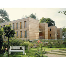 Immeuble avec façade en bois et jardin