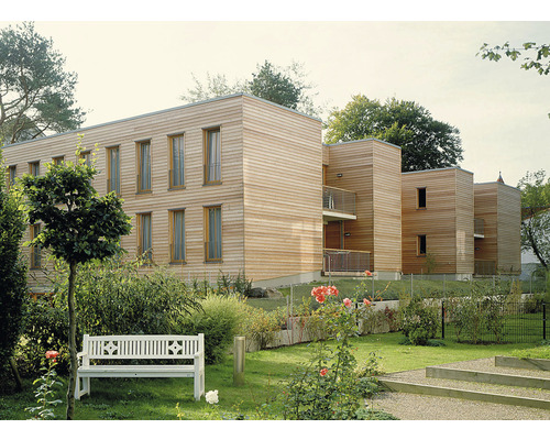 Immeuble avec façade en bois et jardin