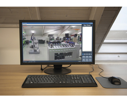 Moniteur de surveillance avec clavier et souris sur une table