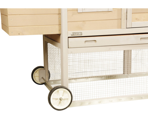 Detailansicht des Hühnerstalls mit Rädern und Gitter