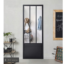 Porte intérieure avec insert en verre dans une pièce lumineuse