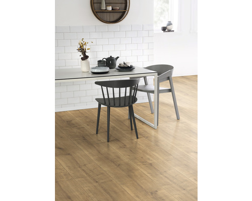 Wohnraum mit Holzboden, Tisch und Stühlen