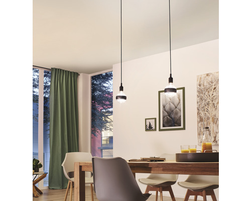 Esszimmer mit Holztisch und zwei runden Pendelleuchten