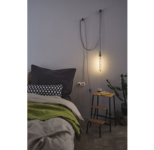 Schlafzimmer mit Bett, Hängelampe und Tritthocker